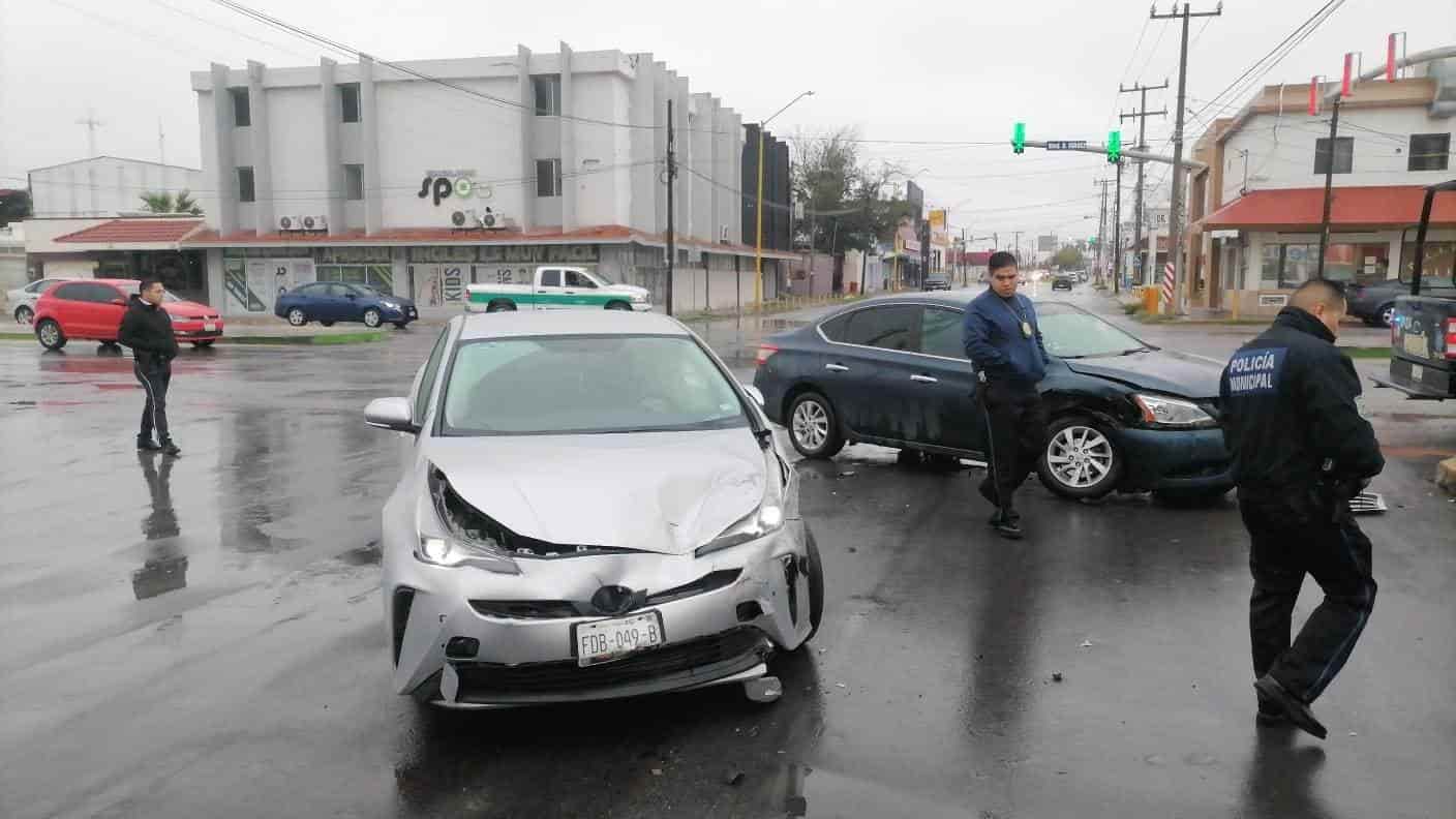 Se pasa luz roja, la chocan y proyectan contra camioneta