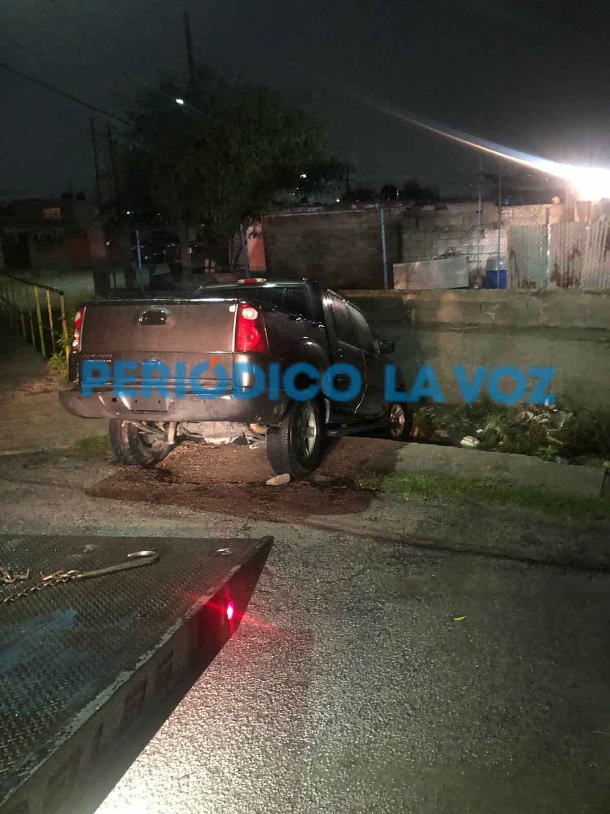Se va al arroyo con todo y camioneta