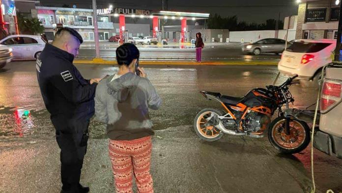 Se lleva de ‘corbata’ a menor en moto