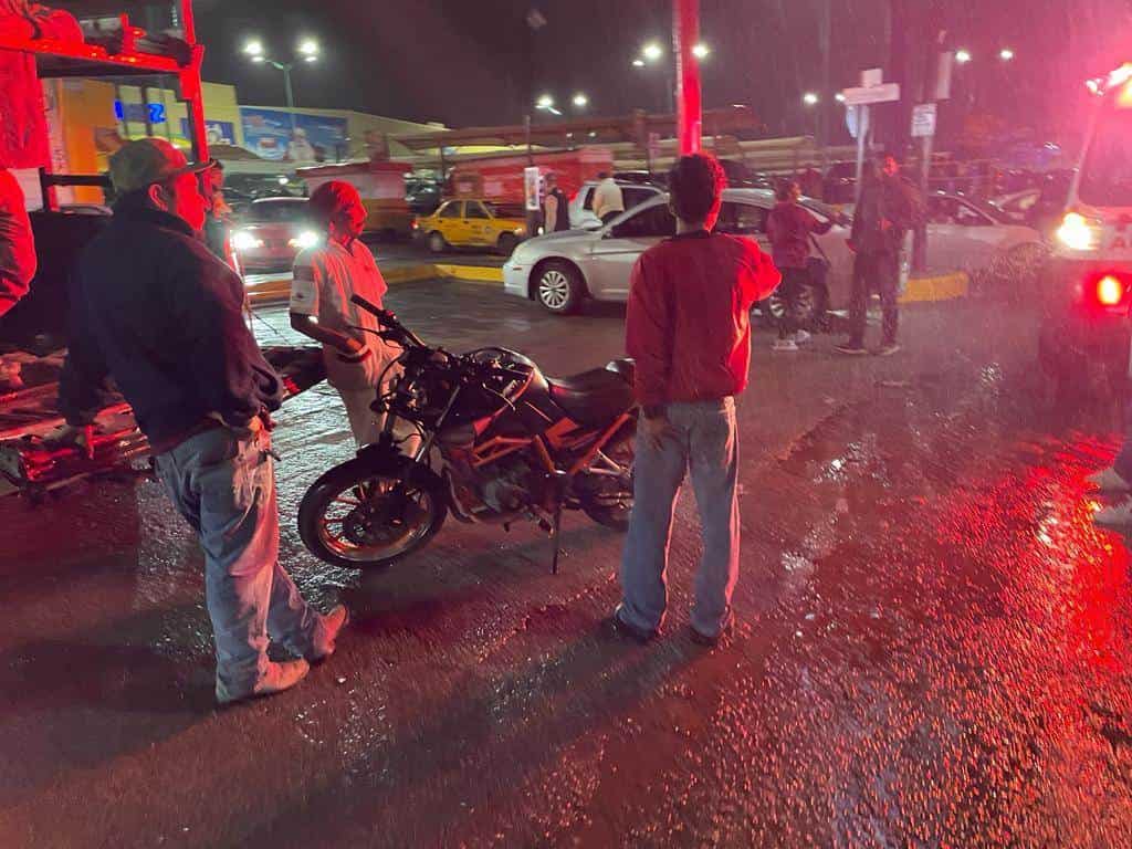 Se lleva de ‘corbata’ a menor en moto