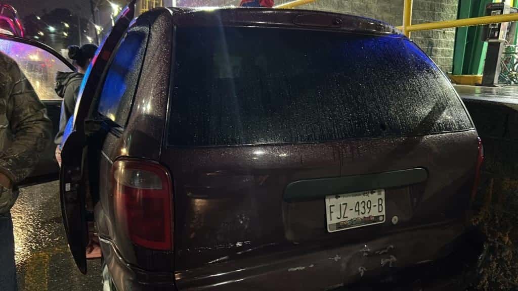 Se lleva de ‘corbata’ a menor en moto