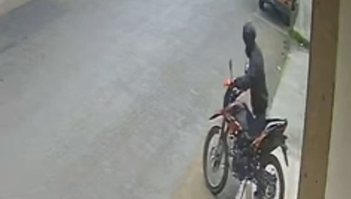 Denuncia en redes el ROBO de su MOTOCICLETA en la colonia Central