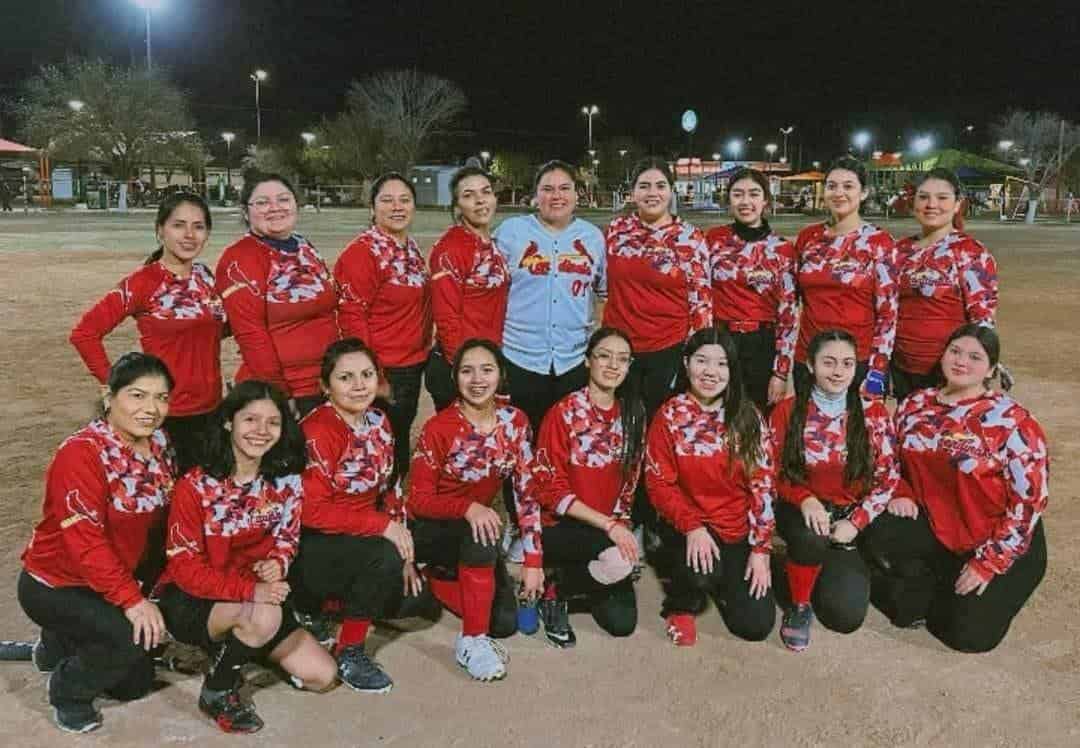 Royals y Cardenales se enfrentan en la serie #5 del softbol femenil categoría C.