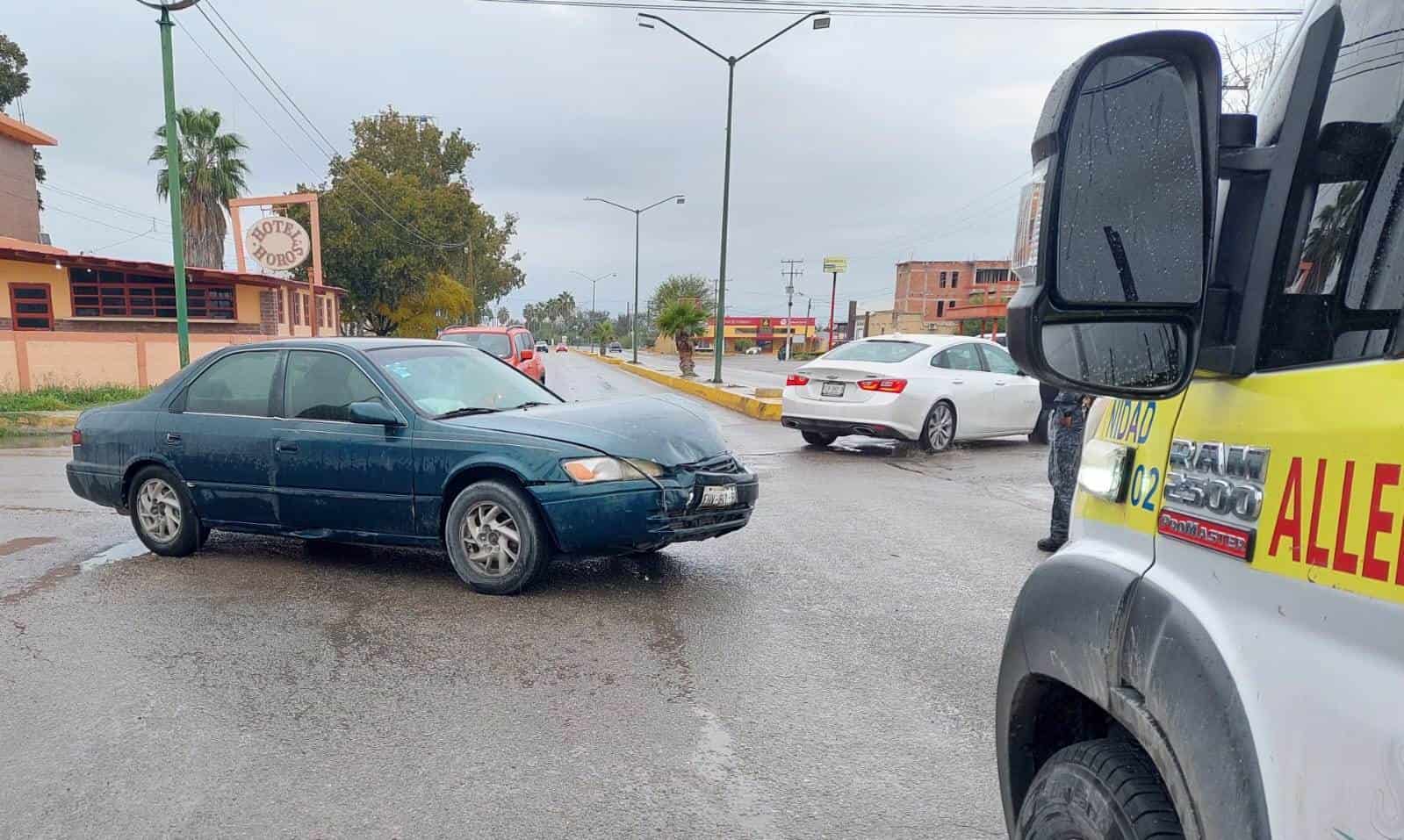 MENOR causa ACCIDENTE en el búlevar Juárez al NO RESPETAR un semáforo en Allende