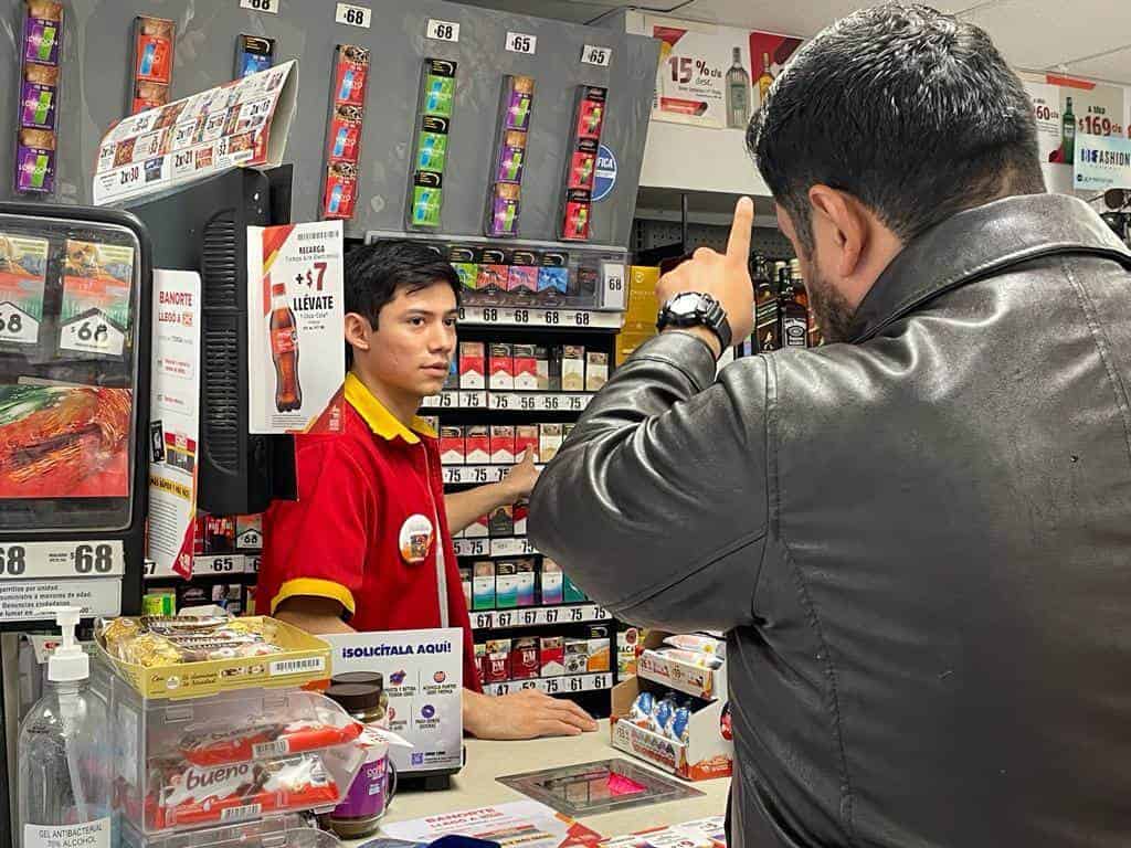 ÁNGEL ES SORDOMUDO Y ATIENDE UNA TIENDA DE CONVENIENCIA EN MONCLOVA