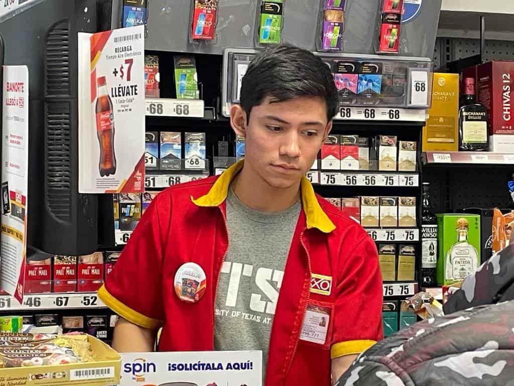 ÁNGEL ES SORDOMUDO Y ATIENDE UNA TIENDA DE CONVENIENCIA EN MONCLOVA