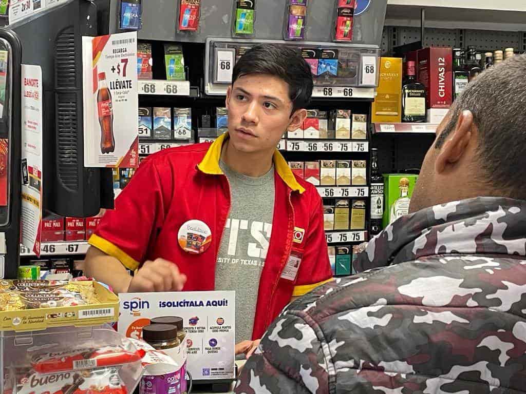 ÁNGEL ES SORDOMUDO Y ATIENDE UNA TIENDA DE CONVENIENCIA EN MONCLOVA