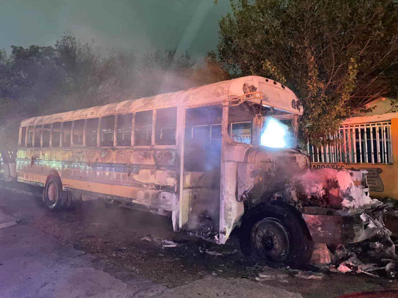 Se INCENDIA CAMIÓN por corto circuito en libramiento Emilio Mendoza Cisneros