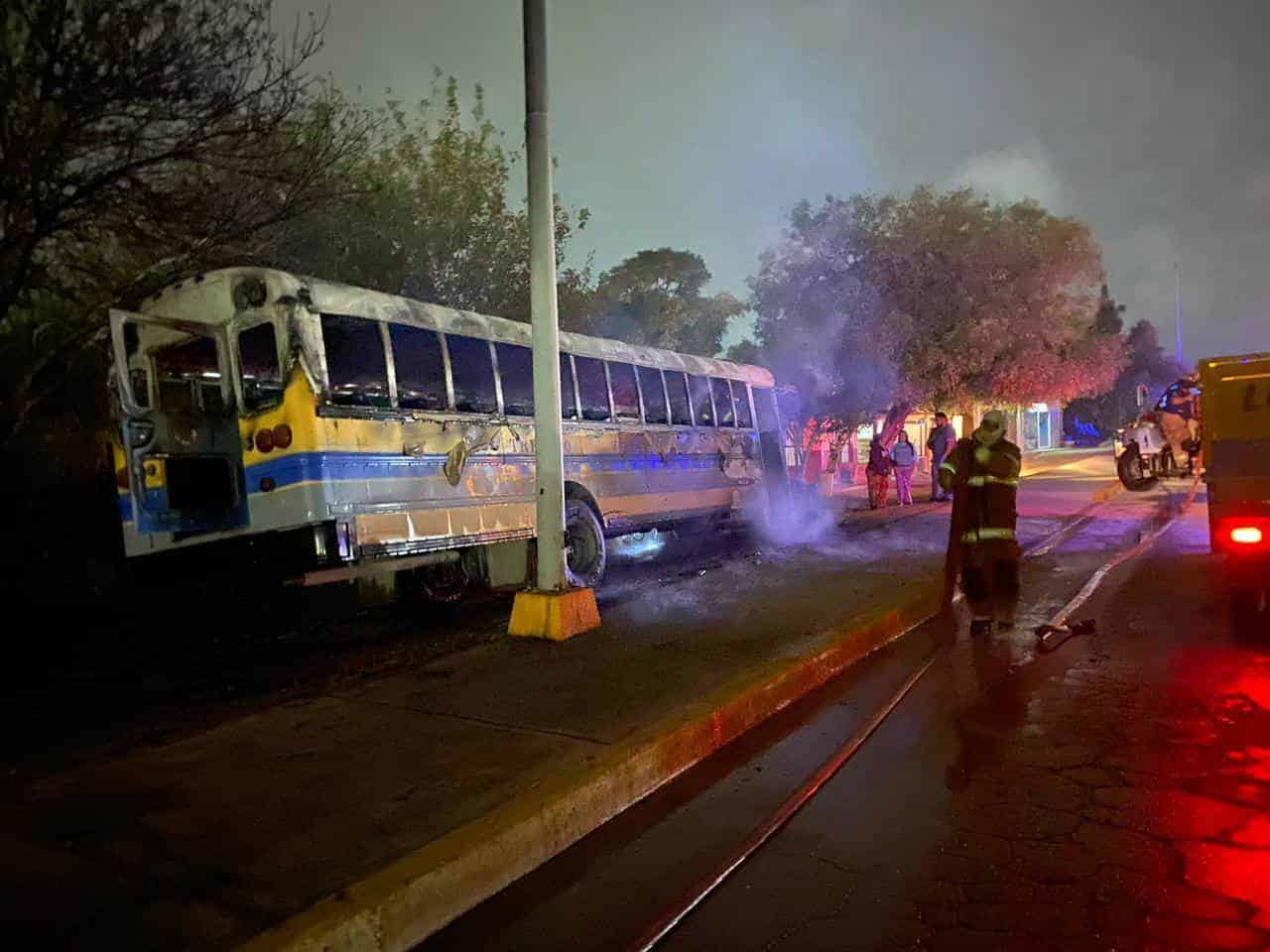 Se INCENDIA CAMIÓN por corto circuito en libramiento Emilio Mendoza Cisneros