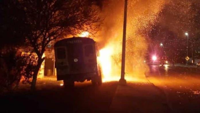Se INCENDIA CAMIÓN por corto circuito en libramiento Emilio Mendoza Cisneros