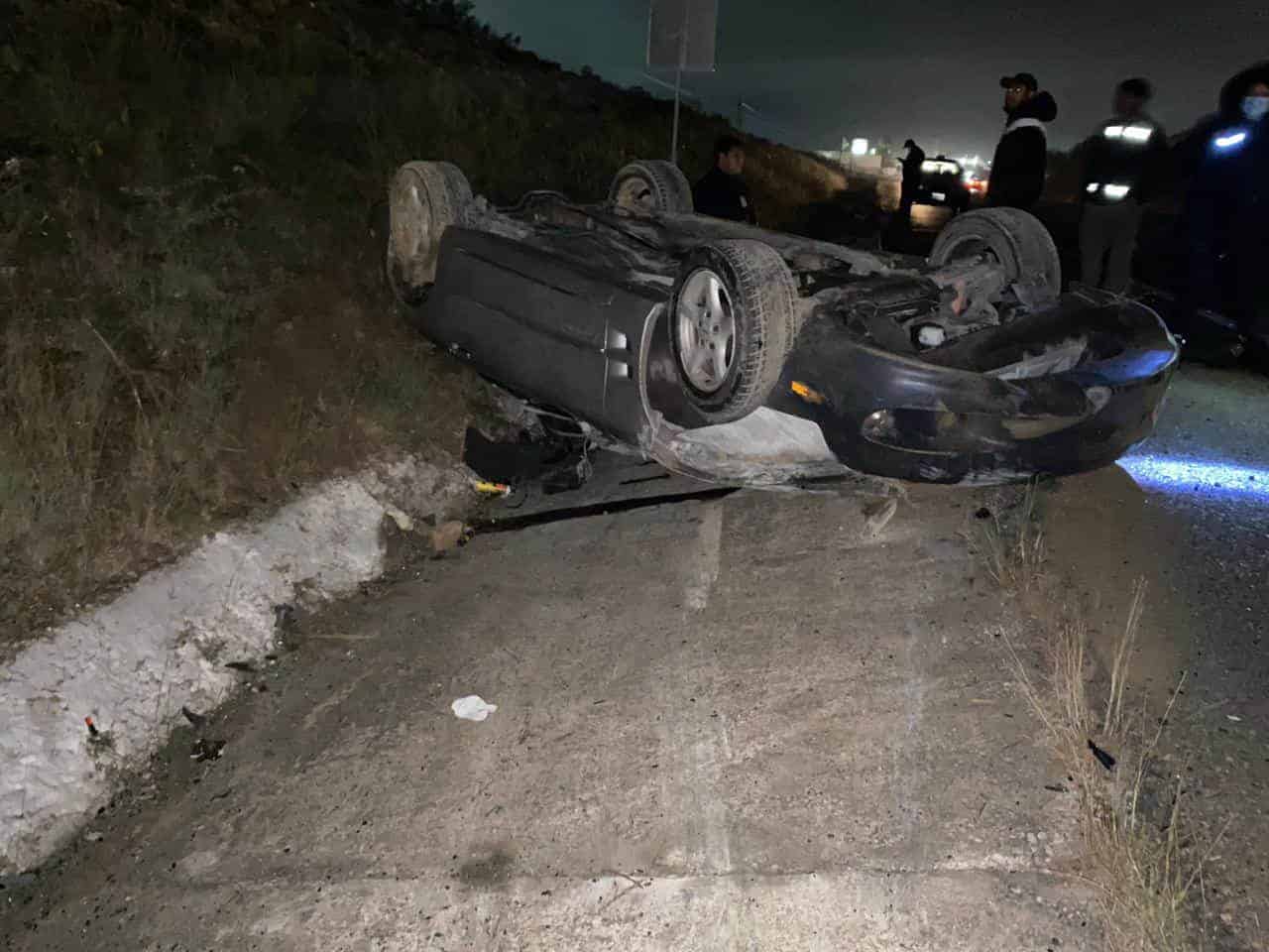 VUELCA su auto y se da a la FUGA en tramo Acuña - Piedras Negras