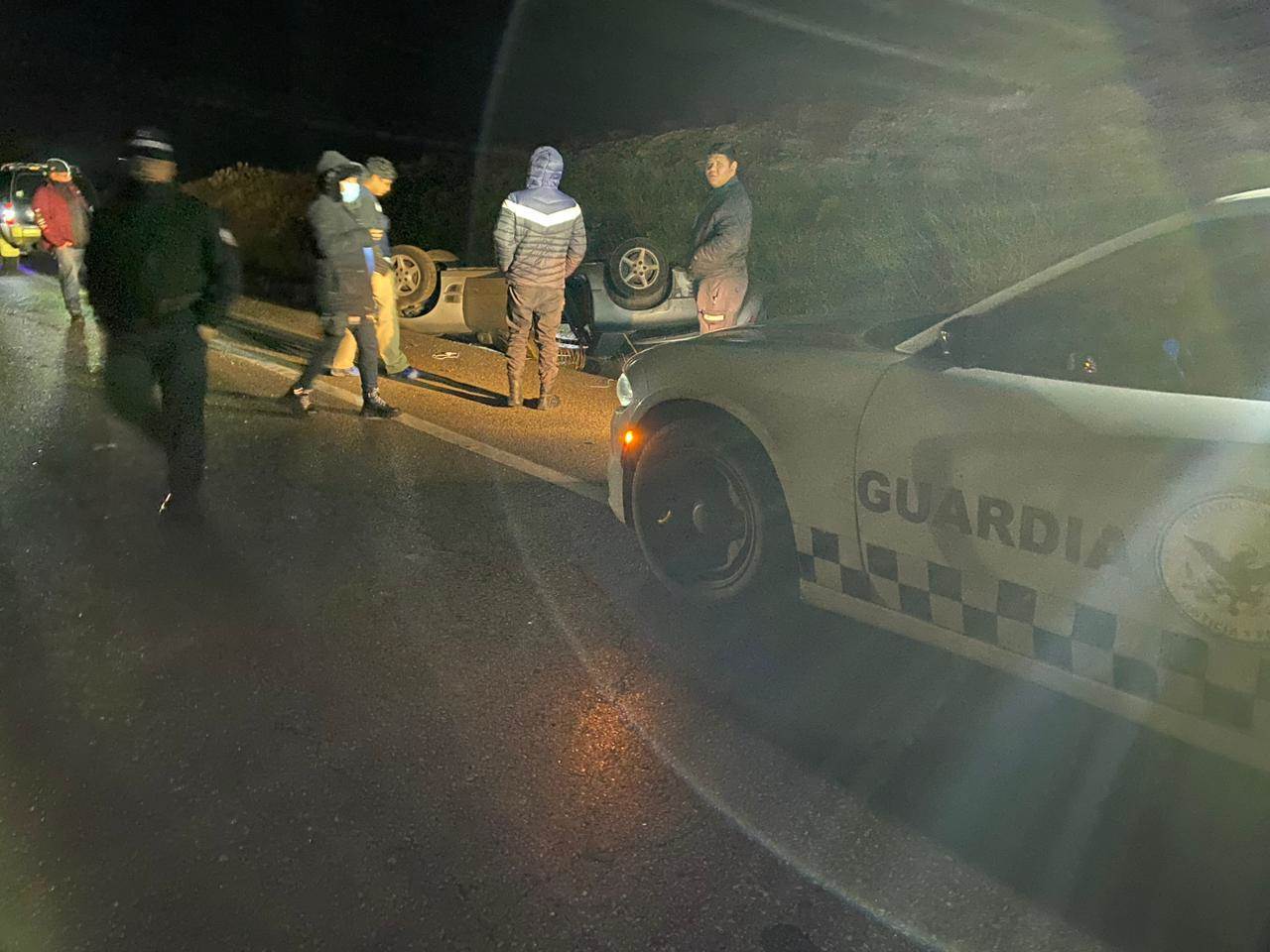 VUELCA su auto y se da a la FUGA en tramo Acuña - Piedras Negras
