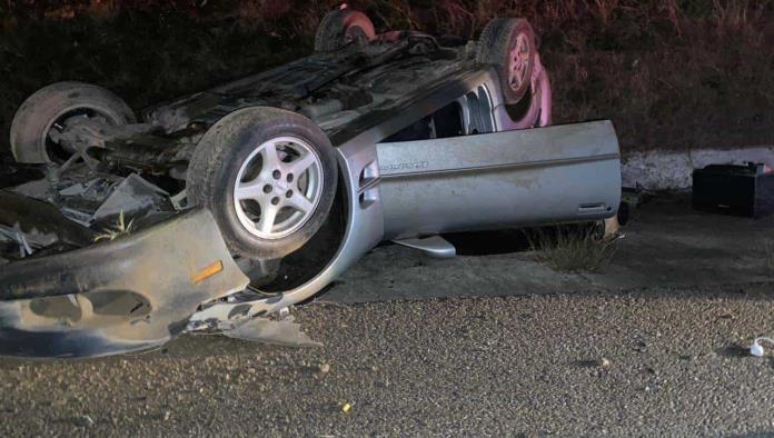 VUELCA su auto y se da a la FUGA en tramo Acuña - Piedras Negras