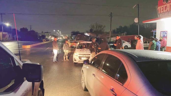 Salvan a borracho de ser linchado por taxistas Salvan a borracho de ser linchado por taxistas