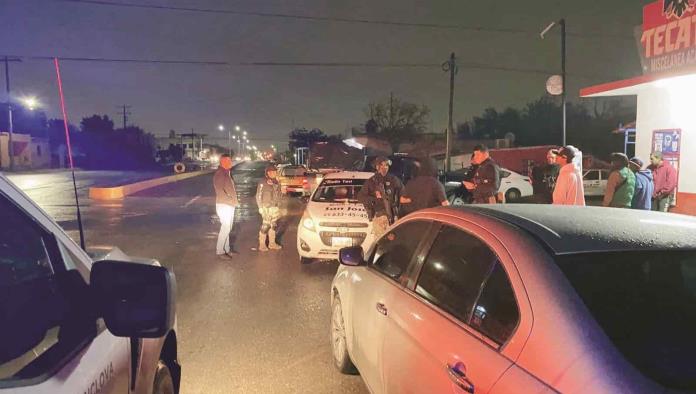 Salvan a borracho de ser linchado por taxistas