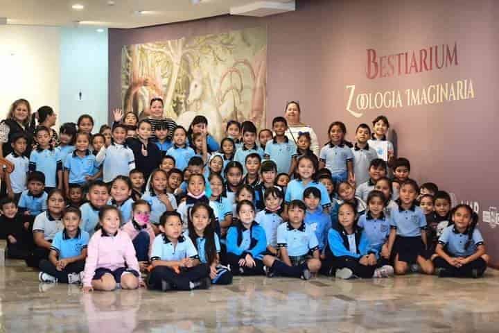 El ayuntamiento de Frontera apoya el traslado de niños de diferentes escuelas a la exposición Bestiaurium en las instalaciones del Museo Biblioteca Pape.
