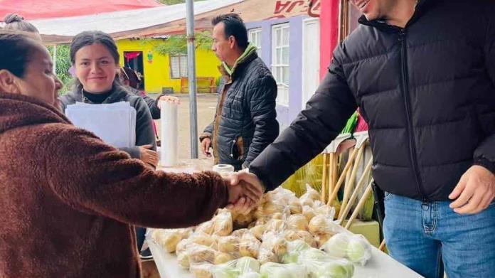 Llevan Mercadito del Pueblo a las familias de La Florida