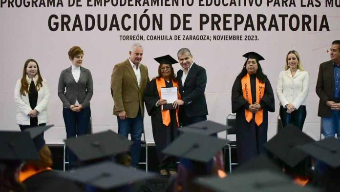 Se gradúan 419 mujeres de preparatoria