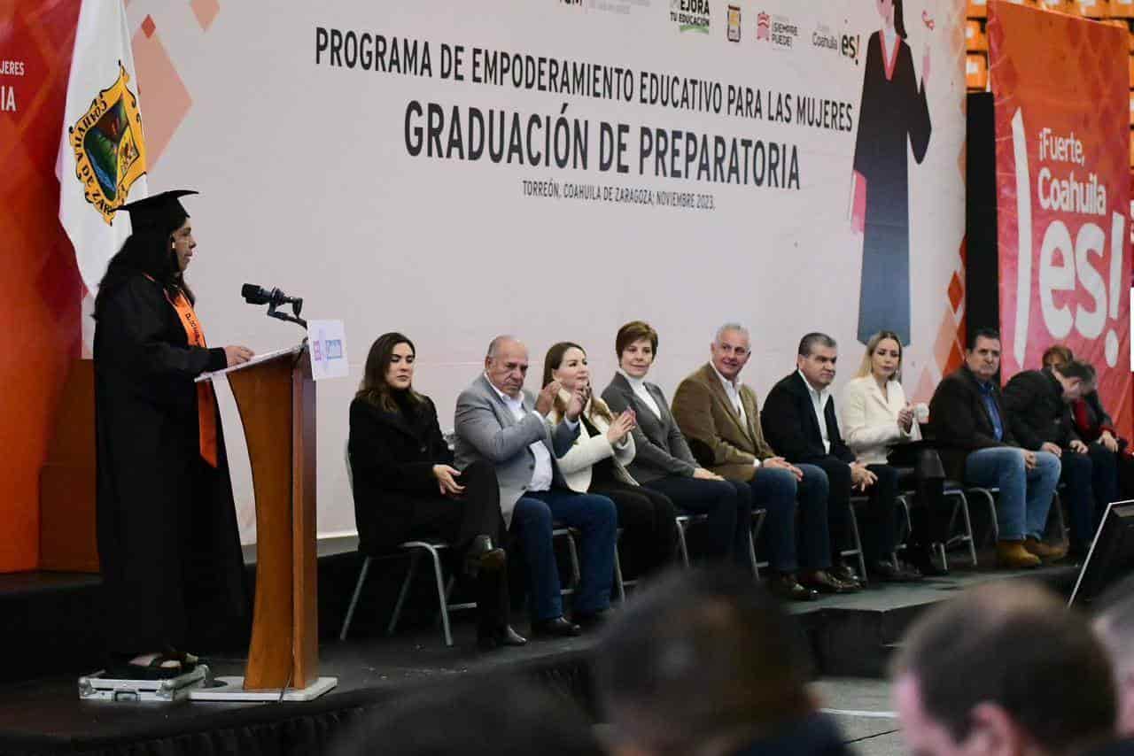 Se gradúan 419 mujeres de preparatoria