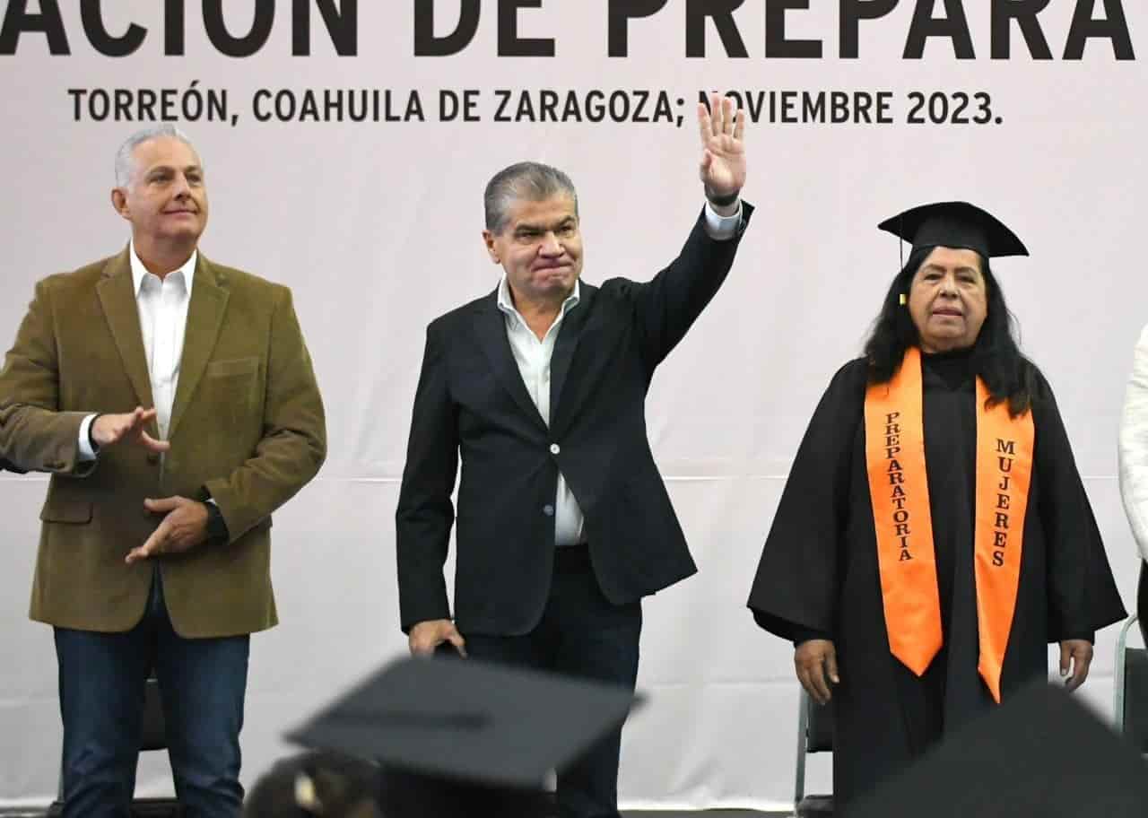 Se gradúan 419 mujeres de preparatoria