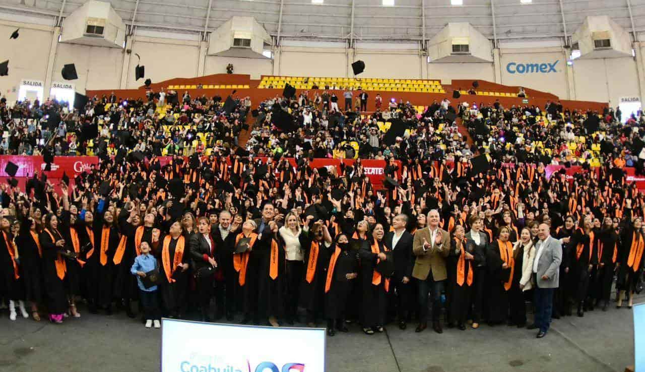 Se gradúan 419 mujeres de preparatoria