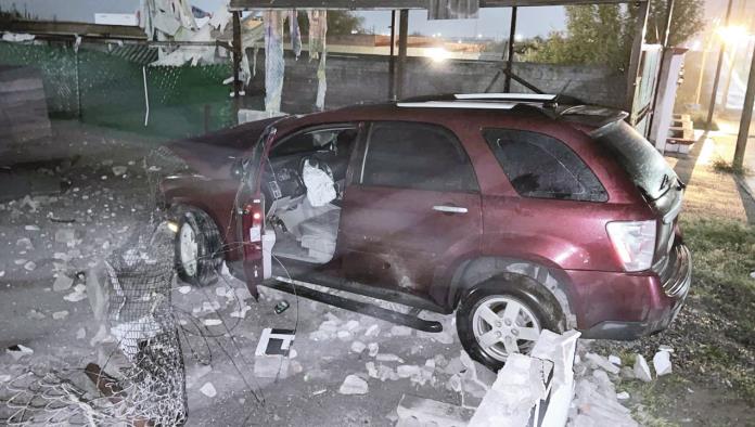 Choca una barda y avienta combi