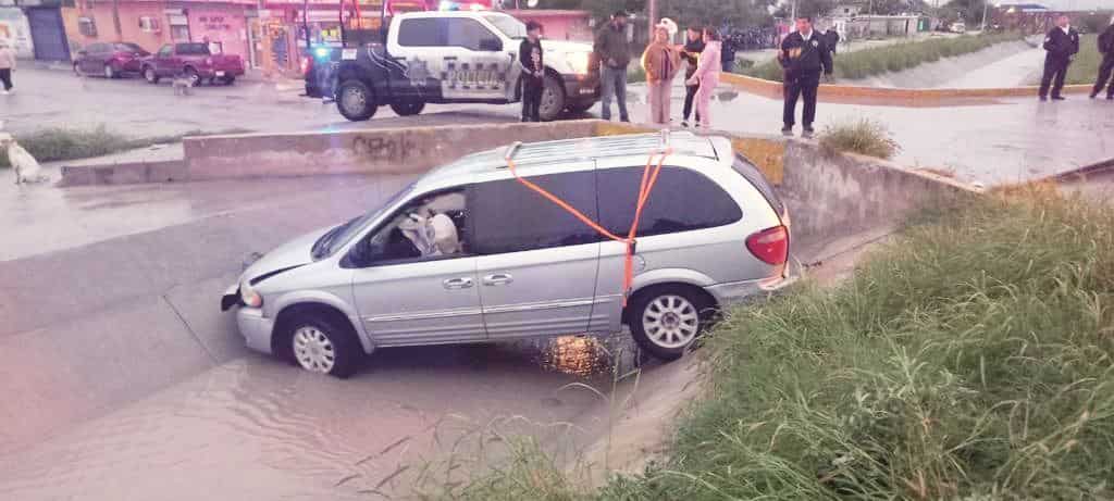 Alcoholizado sujeto cae con camioneta al canal de un arroyo
