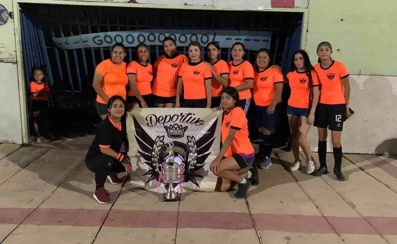 Acciones del torneo de fin de año en el soccer center league.