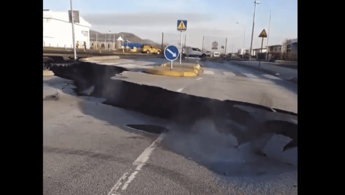 Aparecen gigantescas grietas en una ciudad de Islandia