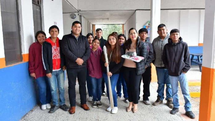 Se entrega material deportivo y se realizan lábaros patrios en la UIB