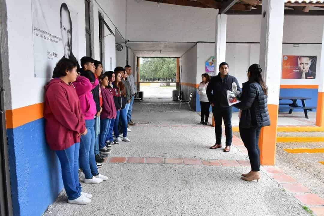Se entrega material deportivo y se realizan lábaros patrios en la UIB