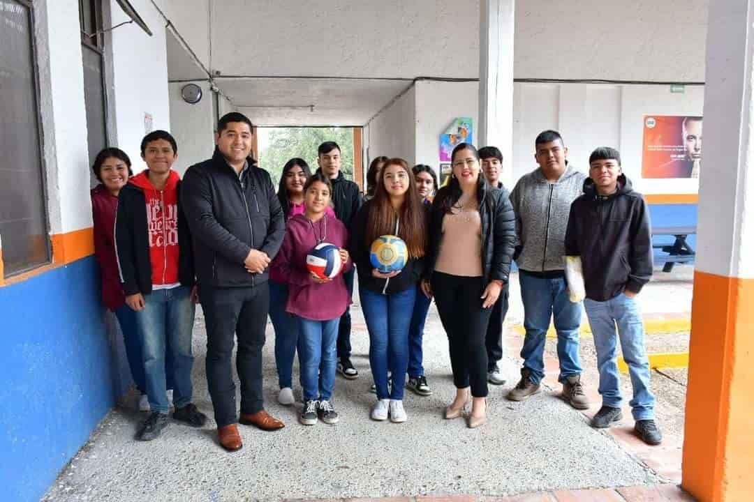 Se entrega material deportivo y se realizan lábaros patrios en la UIB