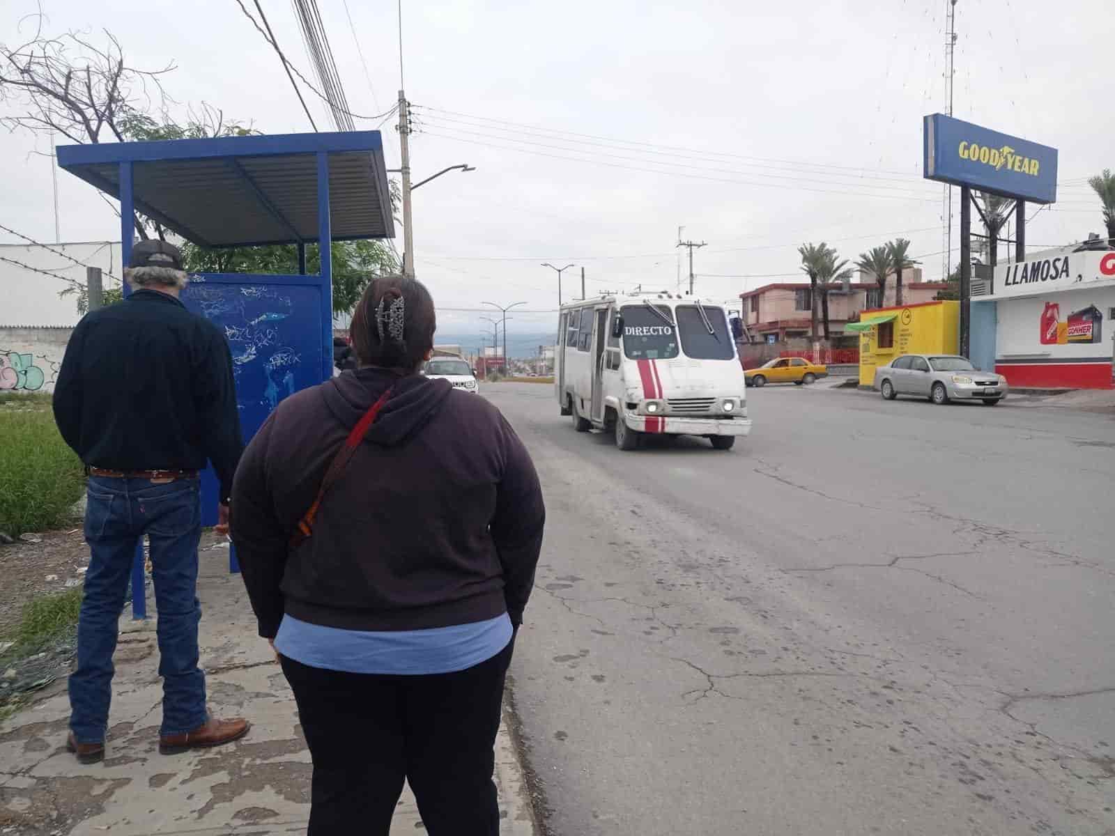 Usuarios esperan mucho tiempo a las unidades de las rutas al sur de Monclova.