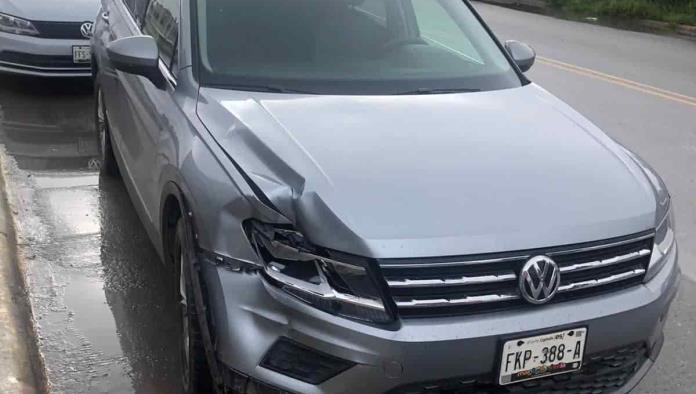 Choca de frente con camioneta familiar