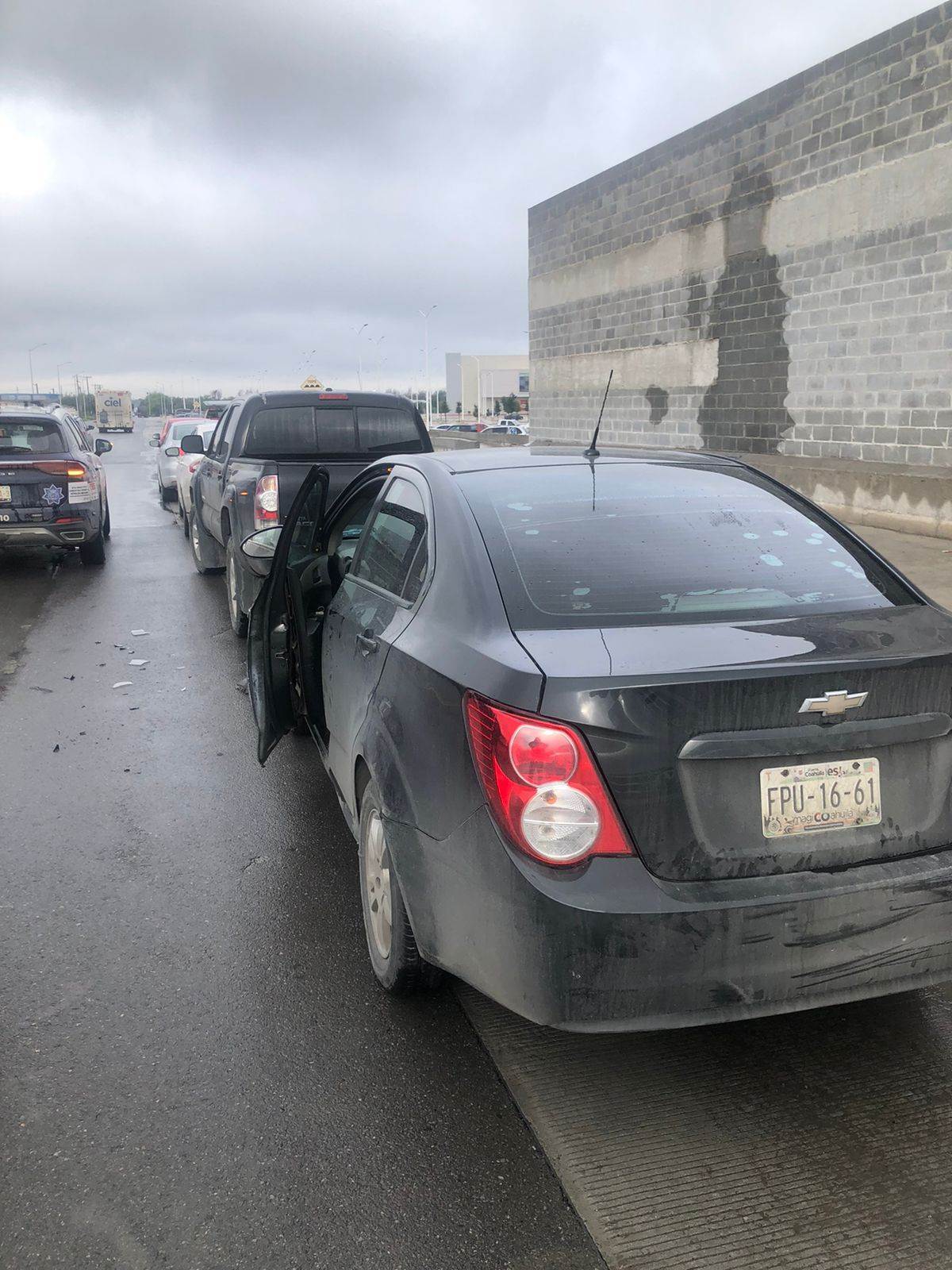 Choca de frente con camioneta familiar