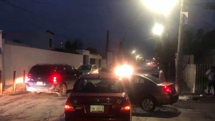Se pasa alto y le chocan auto