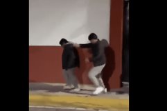 Jóvenes se grabaron golpeado a una persona sin hogar en Puebla