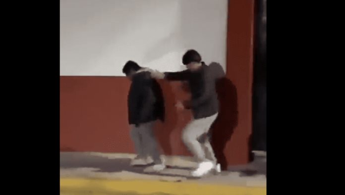 Jóvenes se grabaron golpeado a una persona sin hogar en Puebla