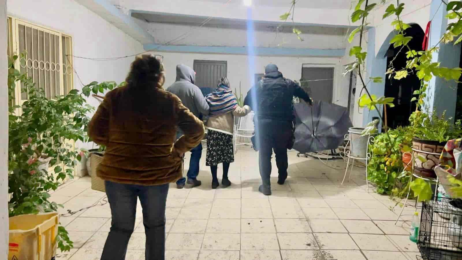 ¡BRINDAN APOYO! Ayudan policías de Nava con transporte a ciudadanos de la tercera edad