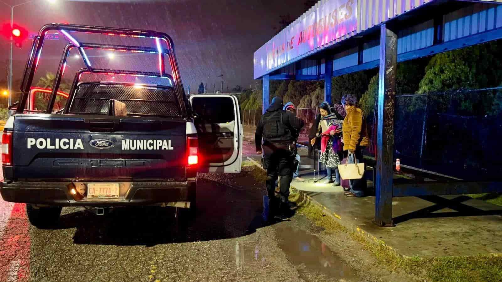 ¡BRINDAN APOYO! Ayudan policías de Nava con transporte a ciudadanos de la tercera edad