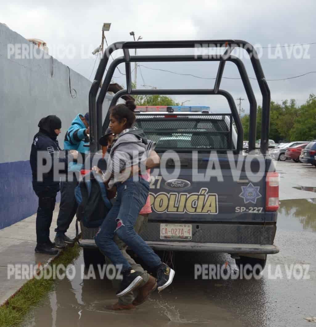 Vicioso pero caballeroso, un adicto impide que su amada se moje los pies 