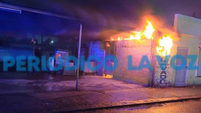Se incendia auto lavado por corto en la Hipódromo Se incendia auto lavado por corto en la Hipódromo