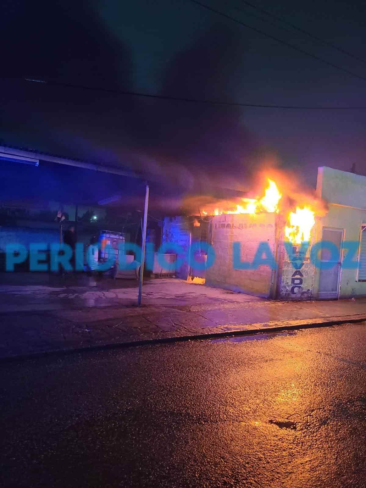 Se incendia auto lavado por corto en la Hipódromo