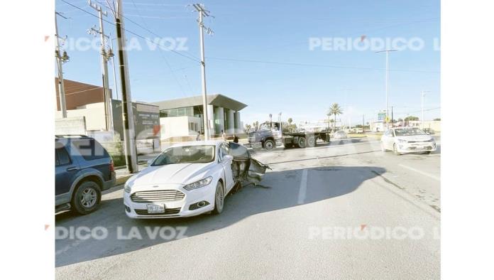 Despedaza auto con armatoste