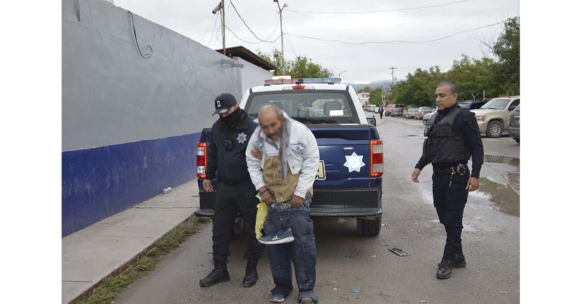 El agresivo abuelito atacó a los deudos que se encontraban en un funeral en la Zona Centro.
