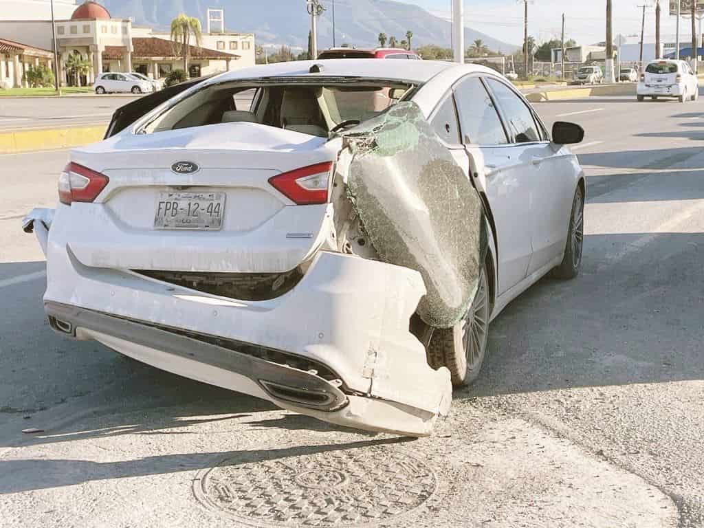 Despedaza auto con armatoste