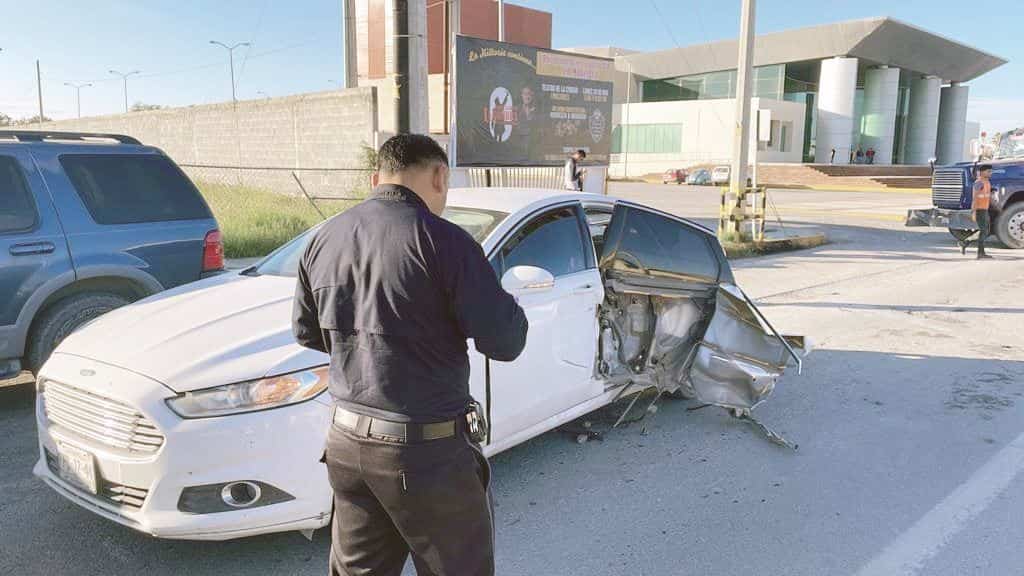 Despedaza auto con armatoste