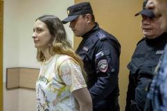 Condenan a 7 años de prisión a mujer que protestó contra la guerra en Rusia
