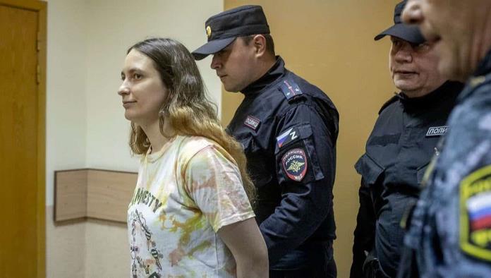 Condenan a 7 años de prisión a mujer que protestó contra la guerra en Rusia