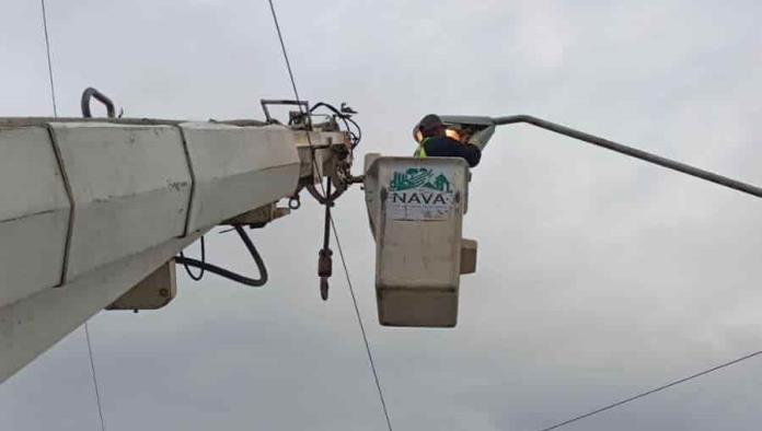 Reciben mantenimiento luminarias de Nava